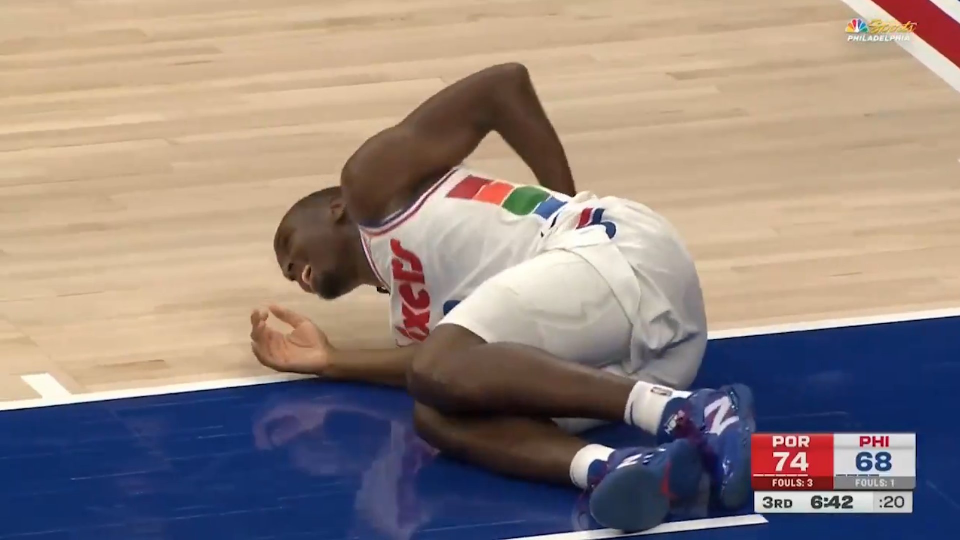 Tyrese Maxey holding his back on the floor after getting hurt in the Sixers loss to the Trailblazers